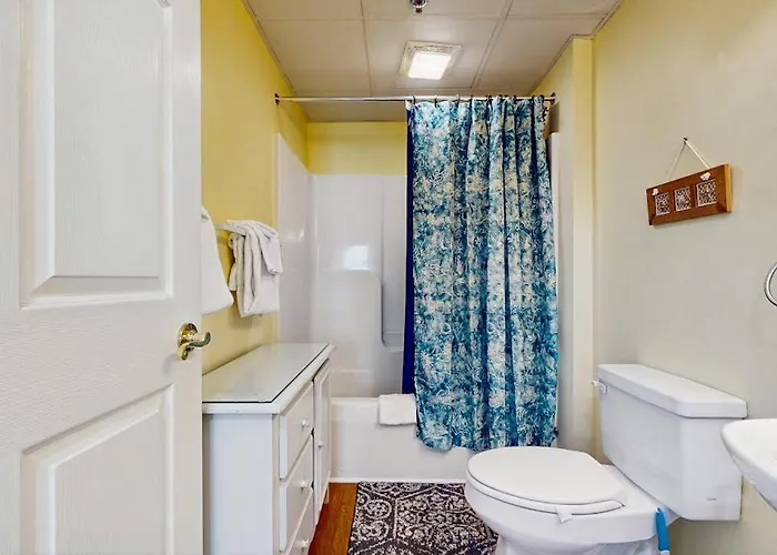 Holiday home Ocean Block With 2 Balconies Ac Fireplace Laundry & Shared Pool Ocean City